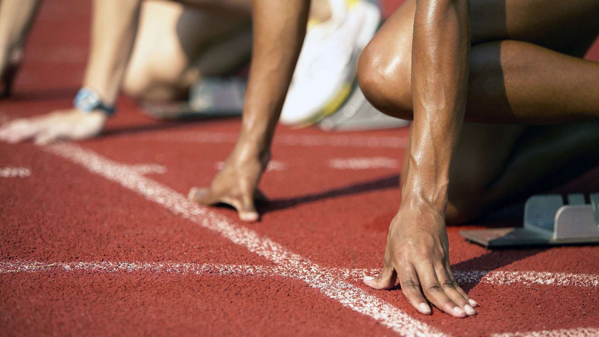 赛道新纪元，周冠宇的绝对统治与迈凯伦的红色风暴